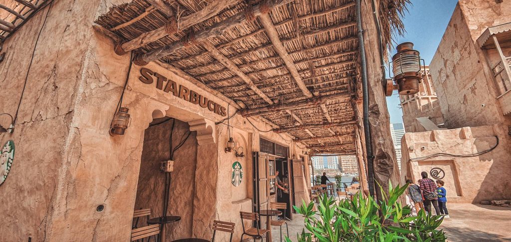 ESTOS SON LOS STARBUCKS MÁS IMPONENTES DEL MUNDO Starbucks Dubai, Emiratos Árabes Unidos